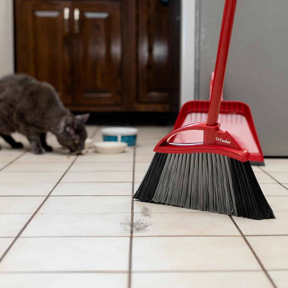O-Cedar Pet Pro Broom with Step-On Dustpan | Remove 99% with One Sweep | DustPan Removes 3 Times More Pet Hair | Quiet Cleaning Tool for Cat and Dog Owners